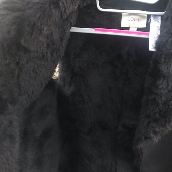 🦉NWOT Ann Taylor Loft Faux Fur Suade Black Vest Sz L - Picture 5 of 7